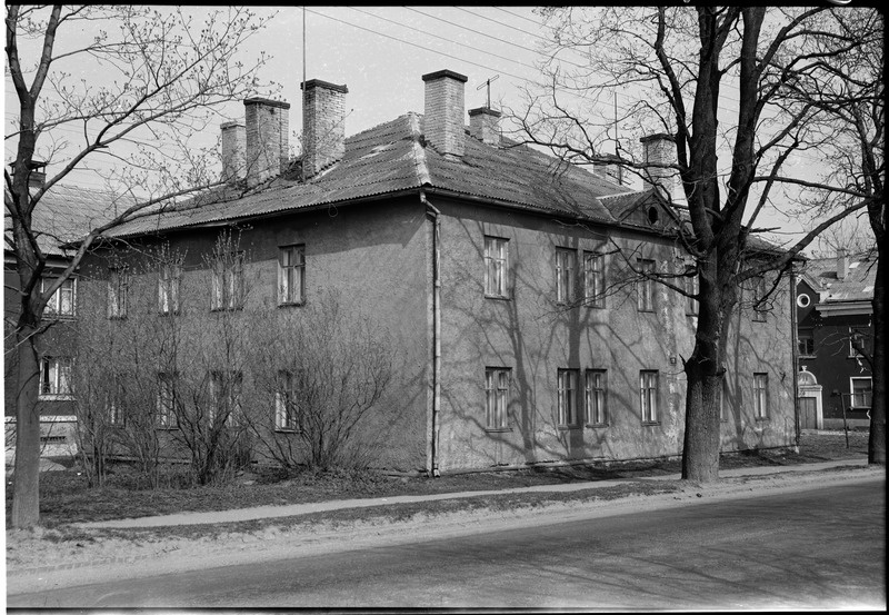 Tartu, Aardla 11, ehitatud umbes 1960. aastal. Ehitustrusti ühiselamu.