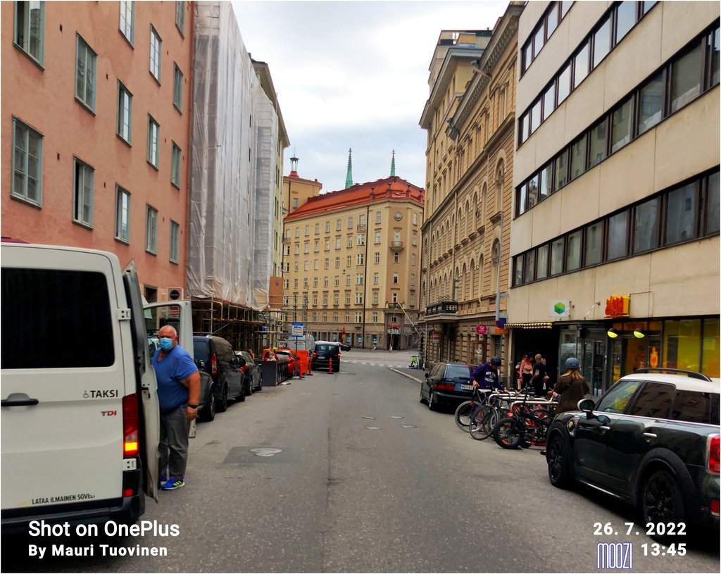 Pursimiehenkatu 5, 3, 1, 4, 2, taustalla Laivurinrinne 1. Taustalla myös Johanneksen kirkon tornit. rephoto