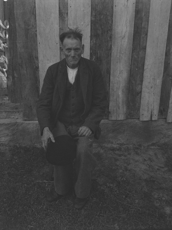 Saarlane Aleksander Ränk (68) oma praeguse maja juures Säänag külas