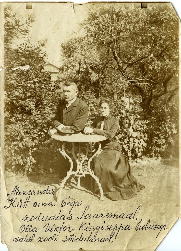 Aleksander Kütt koos õega koduaias