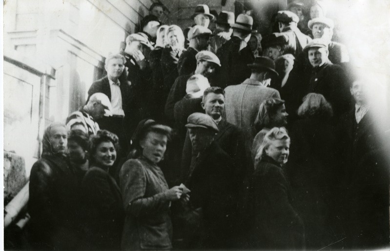 Paadipõgenikud suvepaviljoni Ujuvad sõbrad sööma minemas