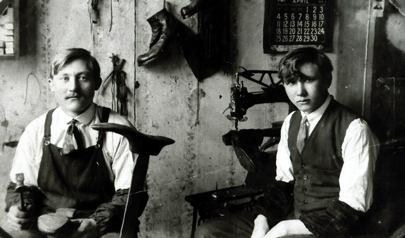 Kaarma Käku külast pärinevad mehed kingseppadena Ameerikas töökojas