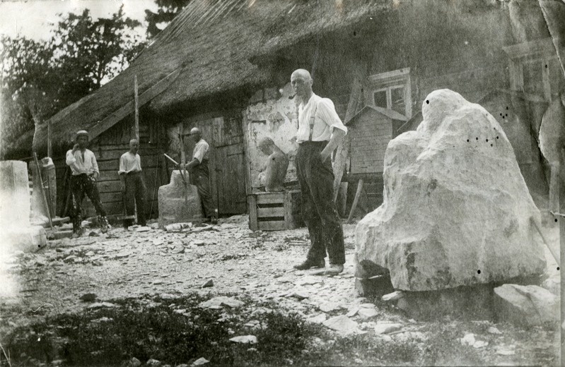 Skulptor Voldemar Mellik õpilastega Sepa külas Munkadele kuulunud Ritsu talus
