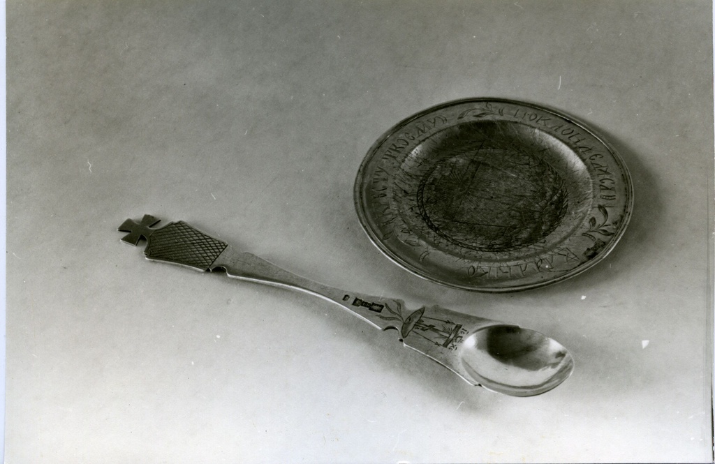 Muhu Hellamaa Peeter-Pauli kiriku taldrik ja lusikas