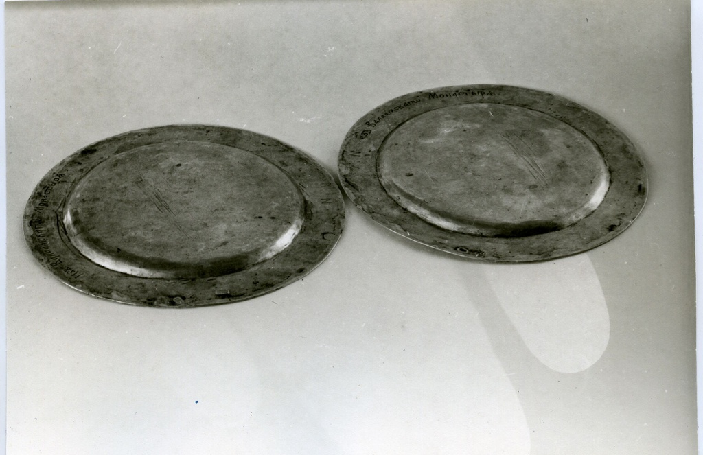 Muhu Hellamaa Peeter-Pauli kiriku taldrikud