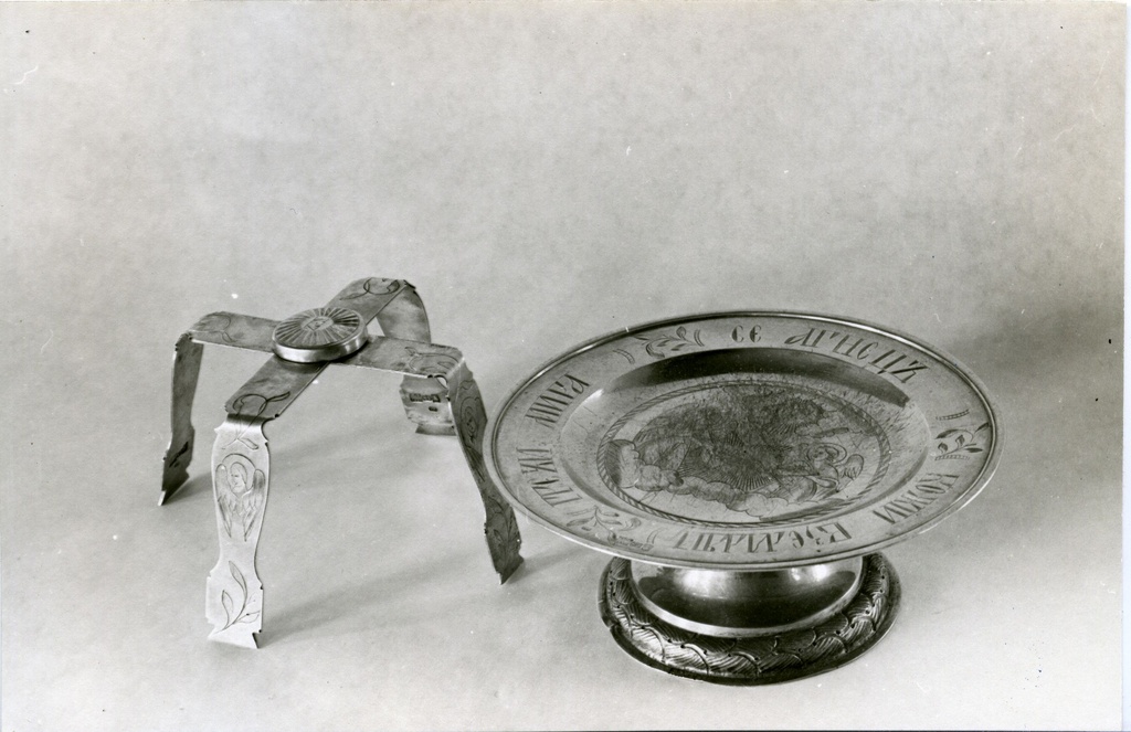 Muhu Hellamaa Peeter-Pauli kiriku diskos ja täheke