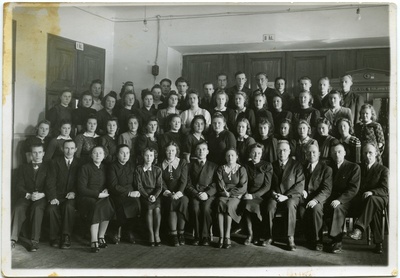 Kuressaare Gümnaasiumi lõpetajad ja õpetajad  duplicate photo