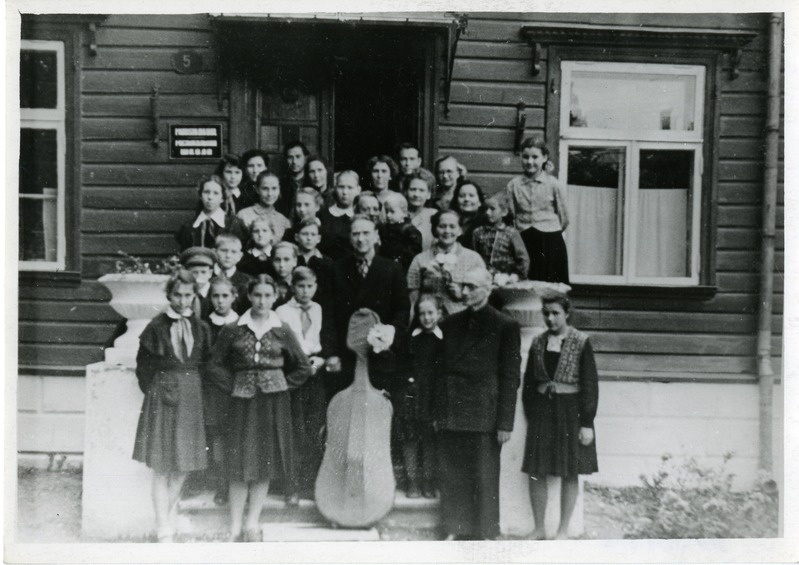 Tšellist August Karjus ja pianist Elsa Avesson Kuressaare Laste Muusikakoolis külas