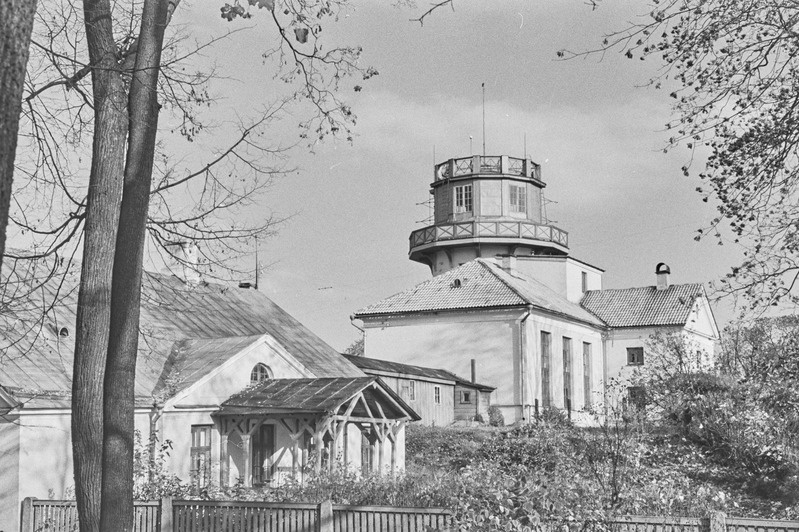 Tartu linna vaated. Raekoda, tähetorn, N. Pirogovi ausammas, Barclay de Tolly mälestusmärk, majad Emajõe ääres. 1956. a.