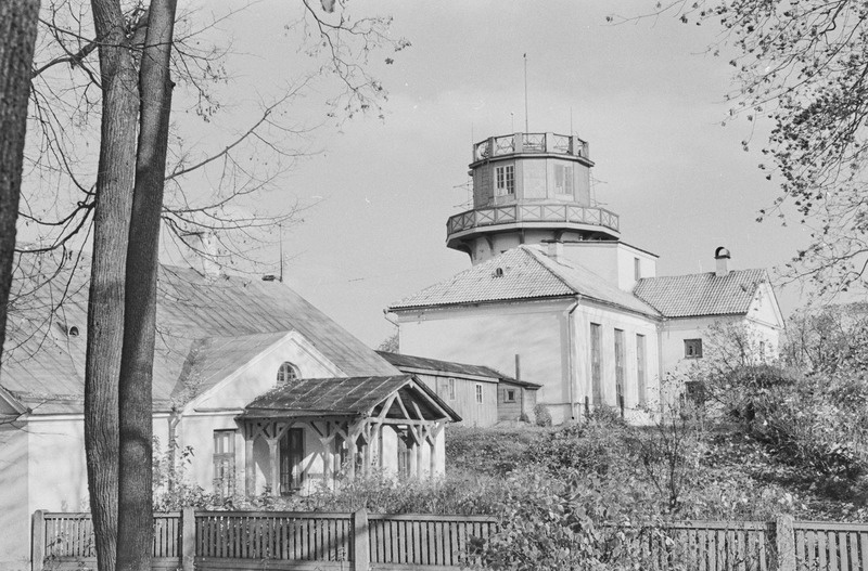 Tartu linna vaated. Raekoda, tähetorn, N. Pirogovi ausammas, Barclay de Tolly mälestusmärk, majad Emajõe ääres. 1956. a.