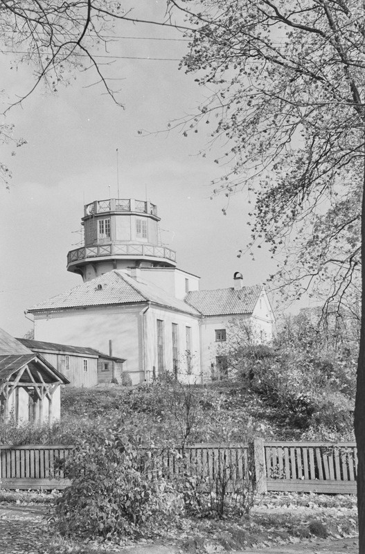 Tartu linna vaated. Raekoda, tähetorn, N. Pirogovi ausammas, Barclay de Tolly mälestusmärk, majad Emajõe ääres. 1956. a.