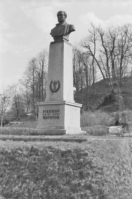 Tartu linna vaated. Raekoda, tähetorn, N. Pirogovi ausammas, Barclay de Tolly mälestusmärk, majad Emajõe ääres. 1956. a.