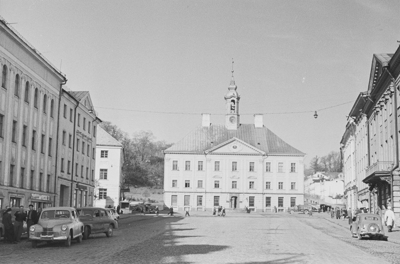 Tartu linna vaated. Raekoda, tähetorn, N. Pirogovi ausammas, Barclay de Tolly mälestusmärk, majad Emajõe ääres. 1956. a.