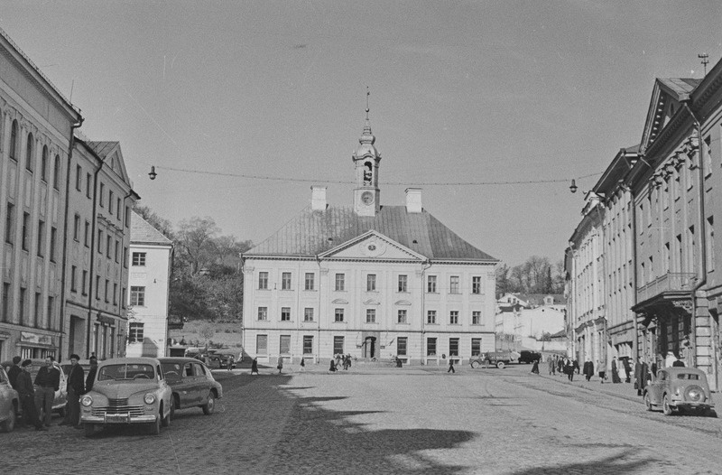 Tartu linna vaated. Raekoda, tähetorn, N. Pirogovi ausammas, Barclay de Tolly mälestusmärk, majad Emajõe ääres. 1956. a.