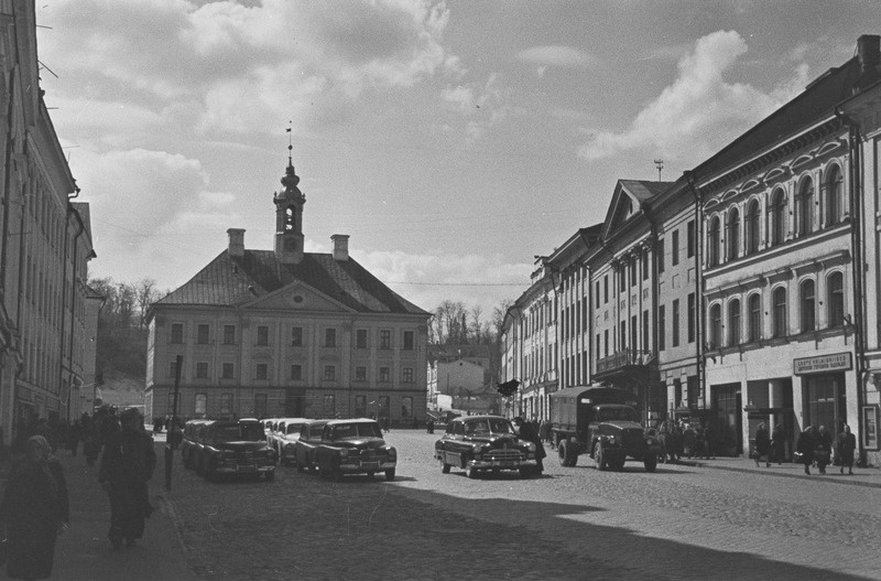 Tartu linna vaated. Raekoda, tähetorn, N. Pirogovi ausammas, Barclay de Tolly mälestusmärk, majad Emajõe ääres. 1956. a.