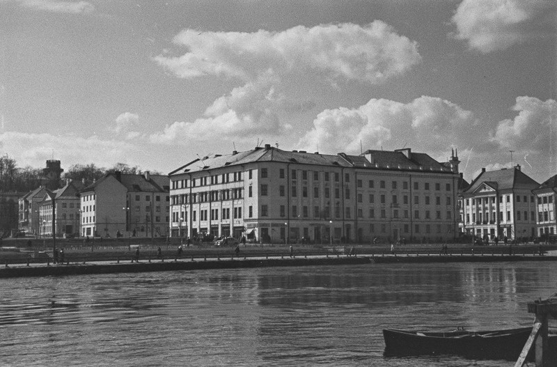 Tartu linna vaated. Raekoda, tähetorn, N. Pirogovi ausammas, Barclay de Tolly mälestusmärk, majad Emajõe ääres. 1956. a.