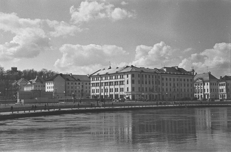 Tartu linna vaated. Raekoda, tähetorn, N. Pirogovi ausammas, Barclay de Tolly mälestusmärk, majad Emajõe ääres. 1956. a.