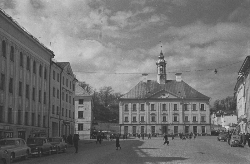 Tartu linna vaated. Raekoda, tähetorn, N. Pirogovi ausammas, Barclay de Tolly mälestusmärk, majad Emajõe ääres. 1956. a.