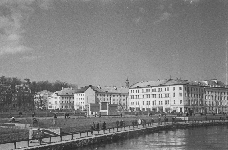 Tartu linna vaated. Raekoda, tähetorn, N. Pirogovi ausammas, Barclay de Tolly mälestusmärk, majad Emajõe ääres. 1956. a.