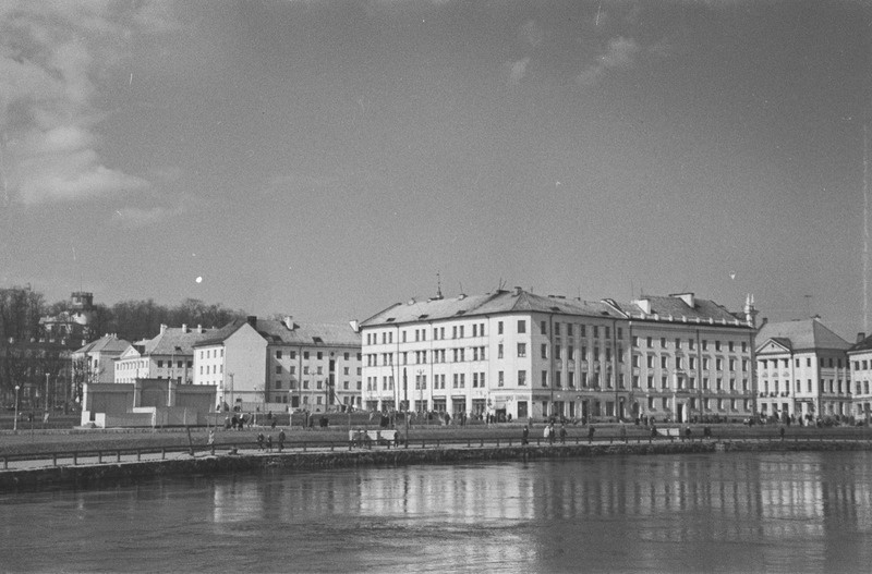 Tartu linna vaated. Raekoda, tähetorn, N. Pirogovi ausammas, Barclay de Tolly mälestusmärk, majad Emajõe ääres. 1956. a.