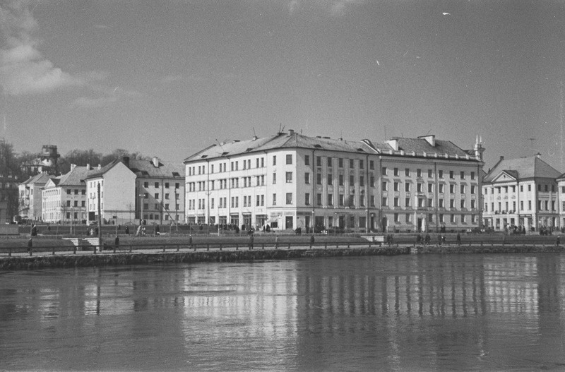 Tartu linna vaated. Raekoda, tähetorn, N. Pirogovi ausammas, Barclay de Tolly mälestusmärk, majad Emajõe ääres. 1956. a.