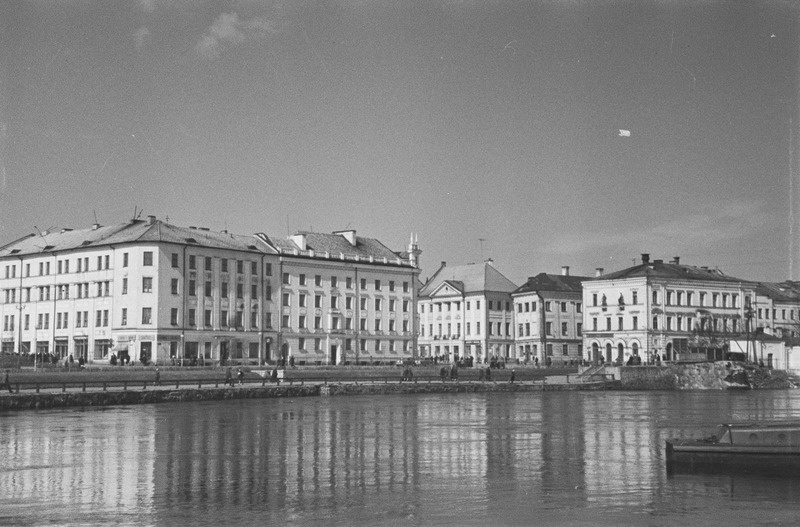 Tartu linna vaated. Raekoda, tähetorn, N. Pirogovi ausammas, Barclay de Tolly mälestusmärk, majad Emajõe ääres. 1956. a.