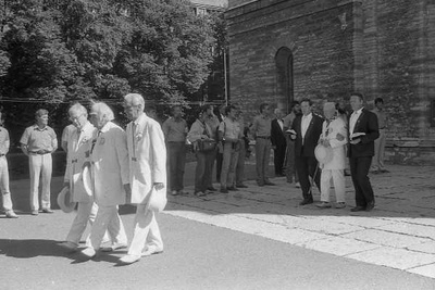 Fotonegatiiv, XXI üldlaulupidu Tallinnas 1990. Laulu- ja tantsupeo aujuhid väljumas Kaarli kirikust.  similar photo