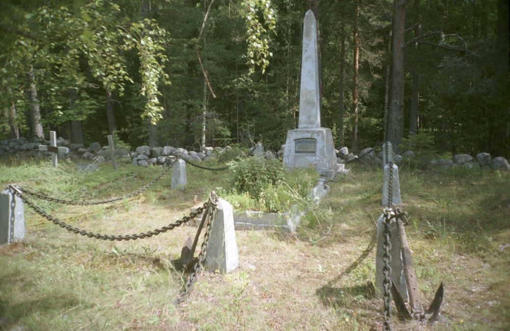1944. aastal langenud tundmatule Nõukogude sõdurile püstitatud obelisk Ruhnu kalmistul