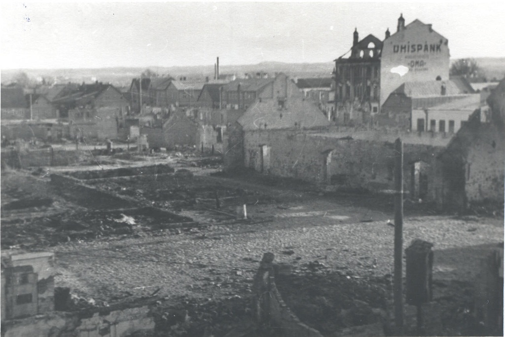 Foto. Varemed Võrus 1944.-1945. Vaade kagusse - Jüri, Tartu, Vabaduse tänavate vaheline osa.