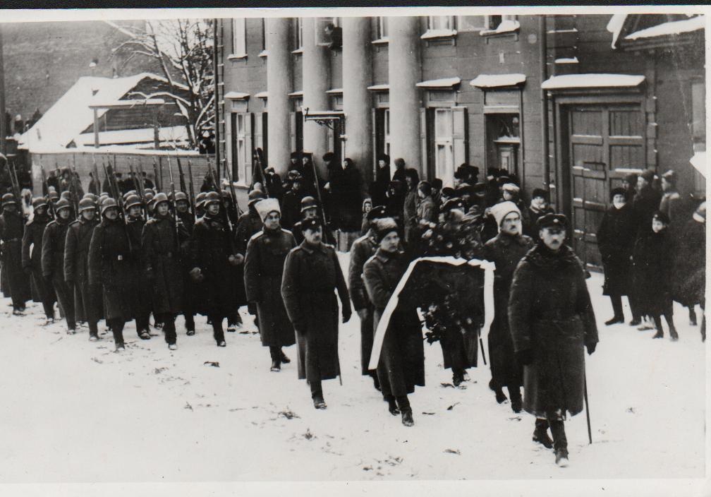 Julius Kuperjanovi matused, ees Karl Einbund (Kaarel Eenpalu). Vene tänav, Tartu, 1919.