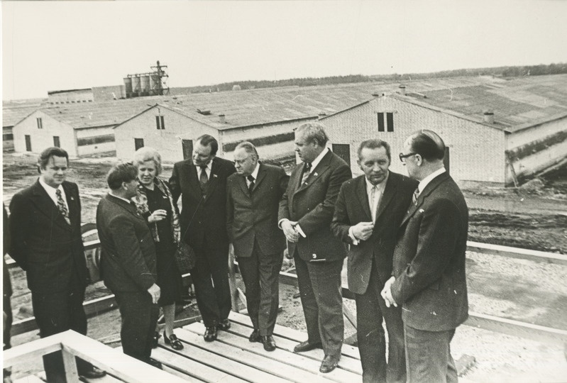 Foto. Kolhoosidevahelise seafarmi katusel. Vasakult A.Tammeorg, J.Käbin, A.Vader