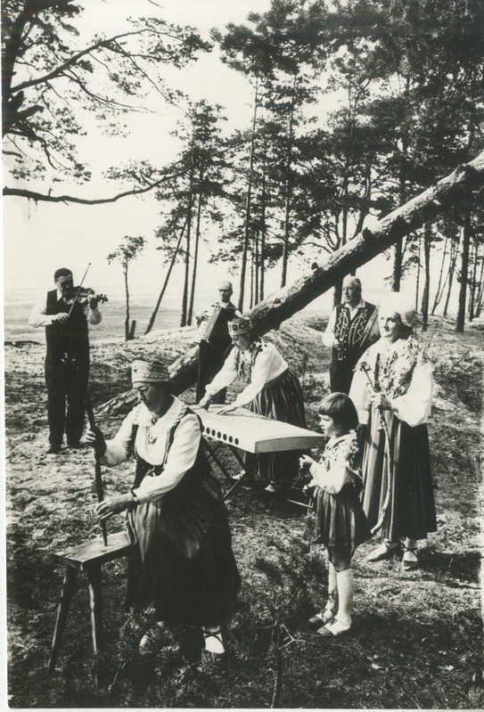 Foto. Pärnu Kalakombinaadi külakapell esinemas mere ääres.