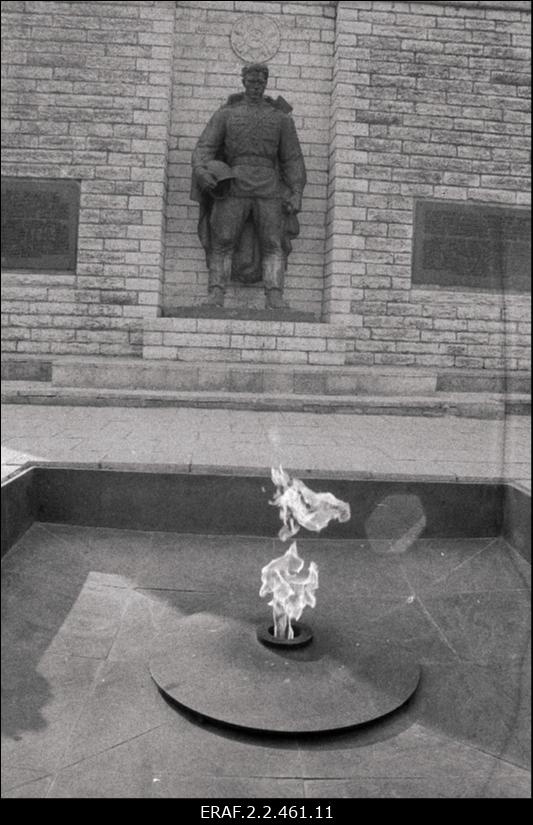 Tallinna fašistidest vabastajate monument (nn Pronkssõdur) ja igavene tuli enne miitingut