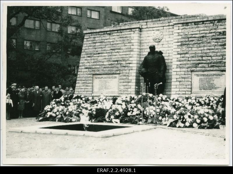 Tallinna Vabastajate monument ja "igavene tuli" Tõnismäel. Sõjaveteranid ja rahvas on kogunenud monumendi juurde, mille jalamile on asetatud pärjad langenud sõjaväelaste mälestuseks.