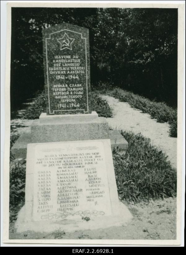 Mälestusmärk Riivli matmispaigas, kuhu on maetud 1941-1944 aastail hukkunud Nõkogude sõjaväe sõdurid