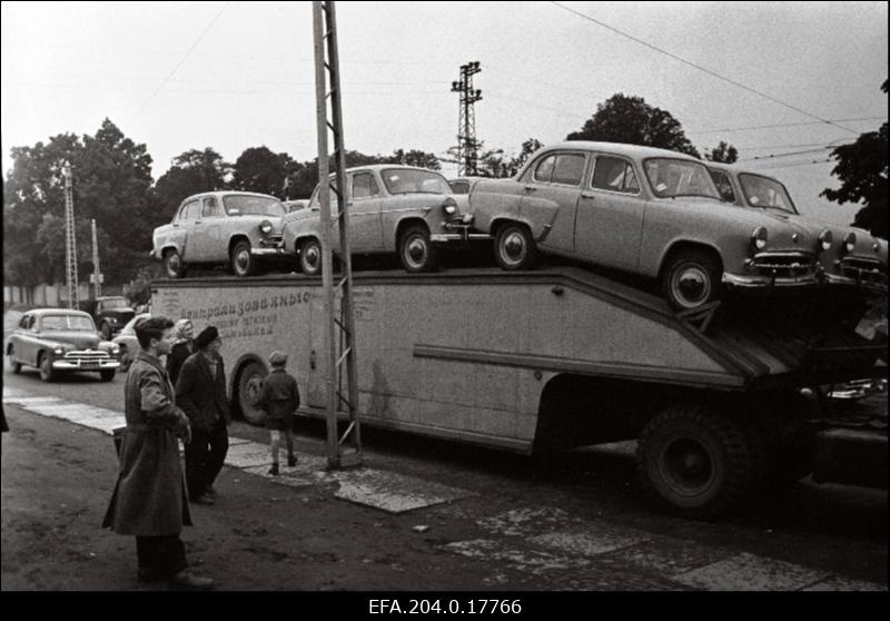 Vaade Moskvast Tallinna jõudnud autorongi järelkärule sõiduautodega Moskvitš.