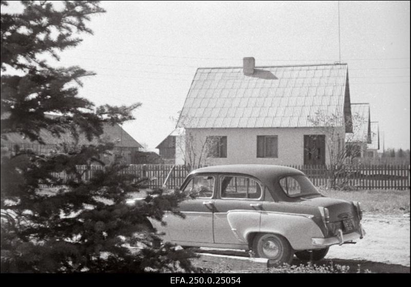 Vaade elumajadele Kungla kolhoosi keskuses, esiplaanil sõiduauto Moskvits.
