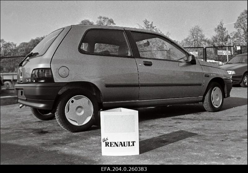 Firmade Volvo ja Renault autode näitus Tallinna Unioni bensiinijaamas. Renault Clio.