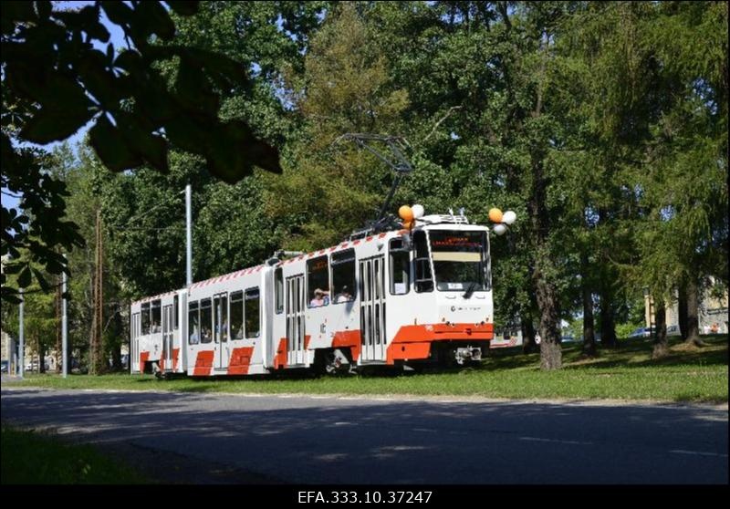 Trammiliikluse 130. aastapäeva tähistamine trammide paraadiga.