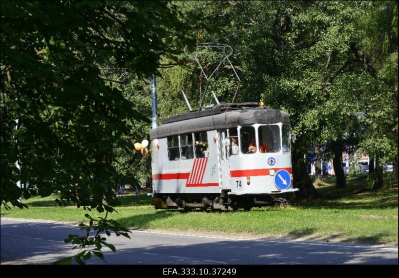 Trammiliikluse 130. aastapäeva tähistamine trammide paraadiga.