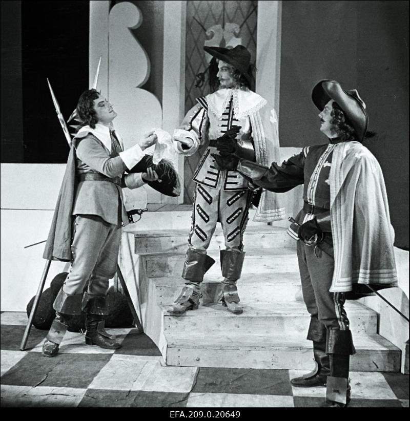 Stseen A. Dumas romaani Kolm musketäri dramatiseeringust. Vasakult D´Artagnan - Rein Aren, Aramis - Ervin Abel, Bicarat - Priit Raudkivi.