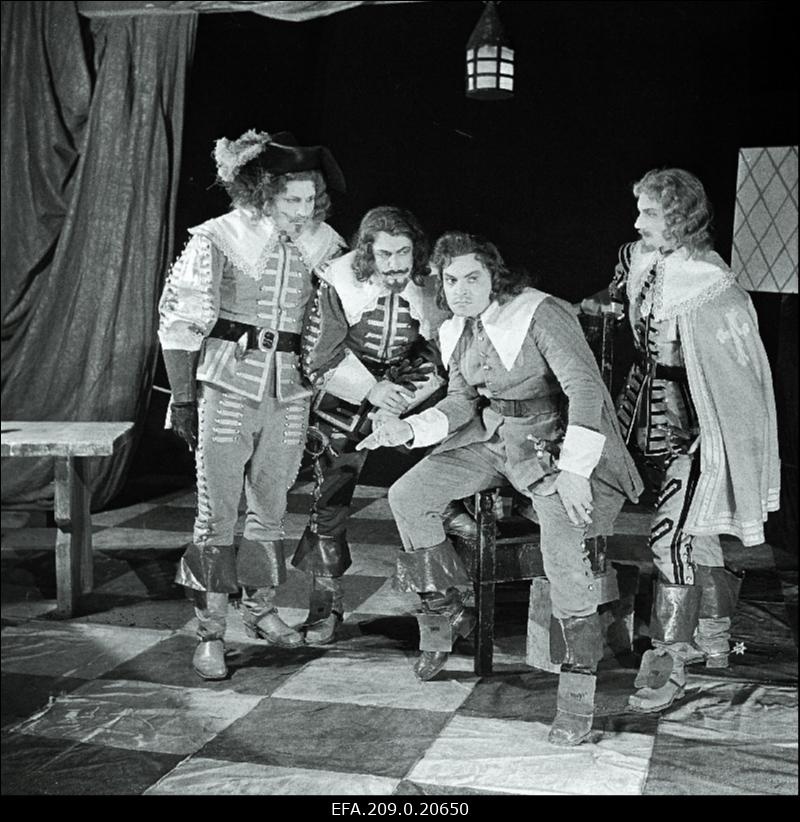 Stseen A. Dumas romaani Kolm musketäri dramatiseeringust. Vasakult Porthos - Aksel Orav, Athos - Erich Jaansoo, D´Artagnan - Rein Aren, Aramis - Ervin Abel.