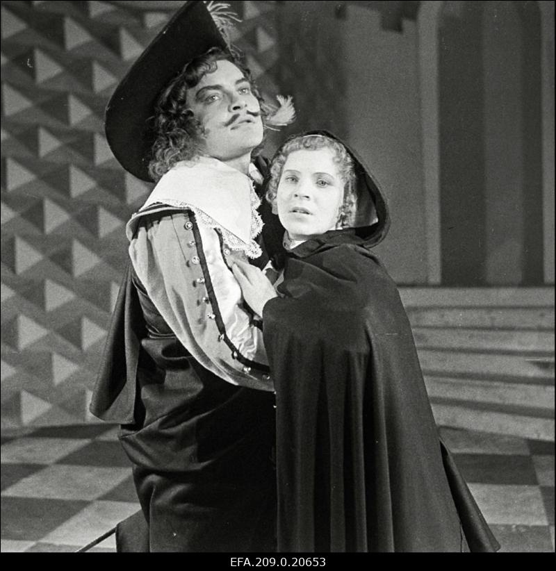 Stseen A. Dumas romaani Kolm musketäri dramatiseeringust. D´Artagnan - Rein Aren, Constance - Asta Lott.