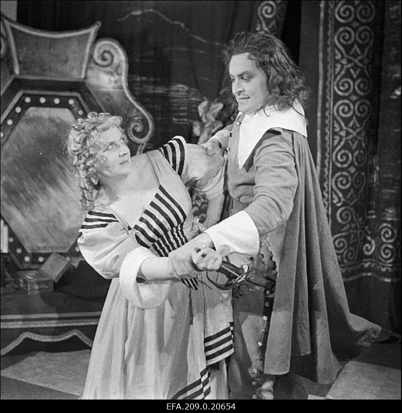 Stseen A. Dumas romaani Kolm musketäri dramatiseeringust. Vasakult lady Winter - Aasa Käsi, D´Artagnan - Rein Aren.