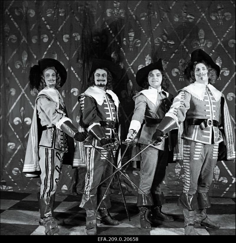 Stseen A. Dumas romaani Kolm musketäri dramatiseeringust. Vasakult Aramis - Ervin Abel, Athos - Erich Jaansoo, D´Artagnan - Rein Aren, Porthos - Aksel Orav.