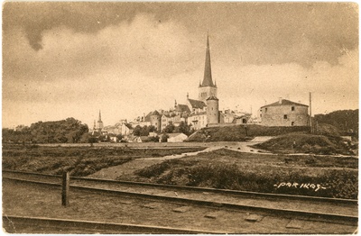 Vaade raudteelt Oleviste kirikule ja Tallinna vanalinnale. Fotograaf Parikas.  duplicate photo