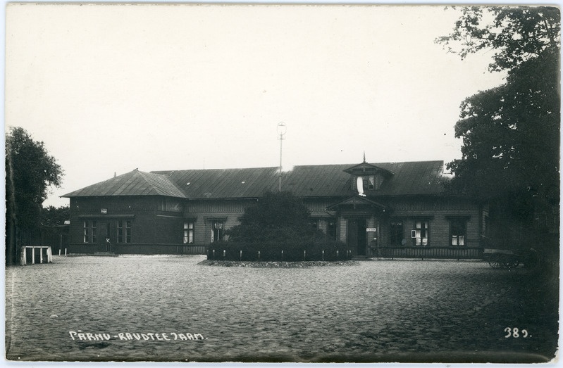 Vaade Pärnu jaamale jaamaväljakult, 1920.-1930. aastad.