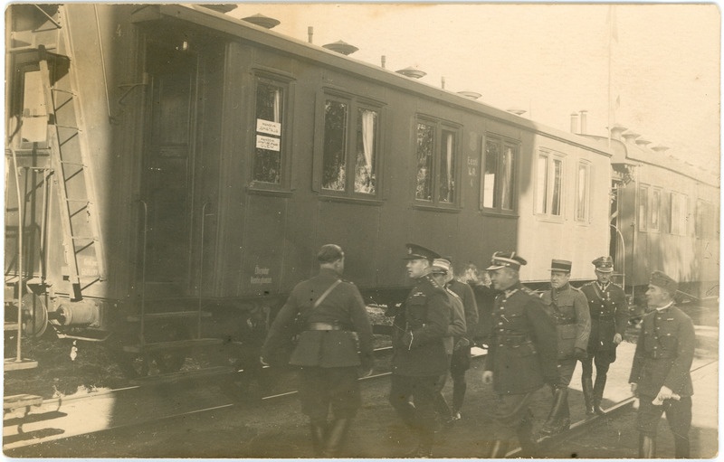 Sõjaväelased manöövrijuhataja ja staabiülema vagunina kasutatud riigiraudtee ametivaguni nr 4 juures, 1920. aastate lõpp, 1930. aastad.