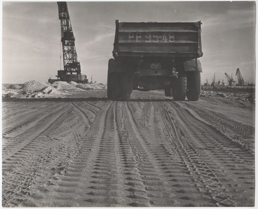 Kallurauto uue kalasadama ehitusel Tallinnas Paljassaare poolsaarel