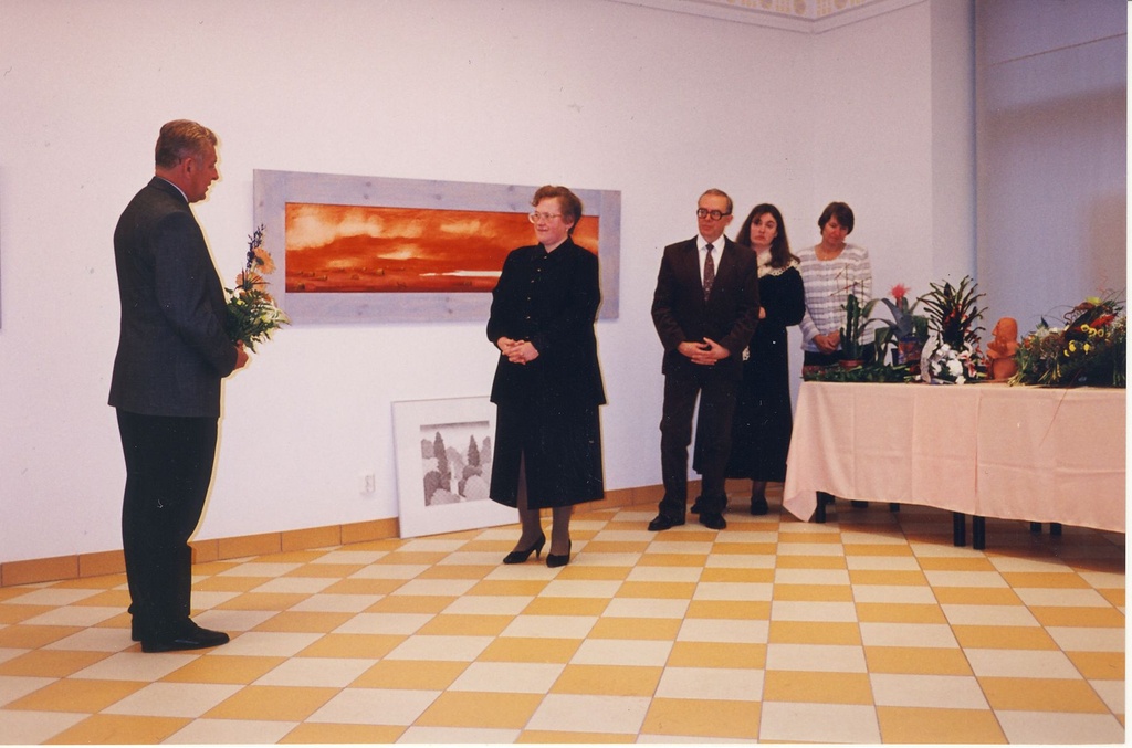 Valga Gümnaasiumi direktor Raimond Luts tervitab Valga muuseumiperet